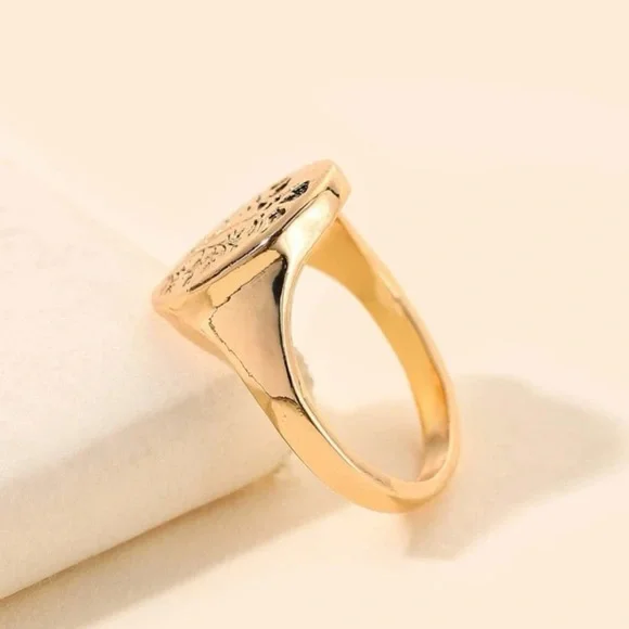 💕 3 for $30: Gold Flower Signet Ring - Picture 2 of 5